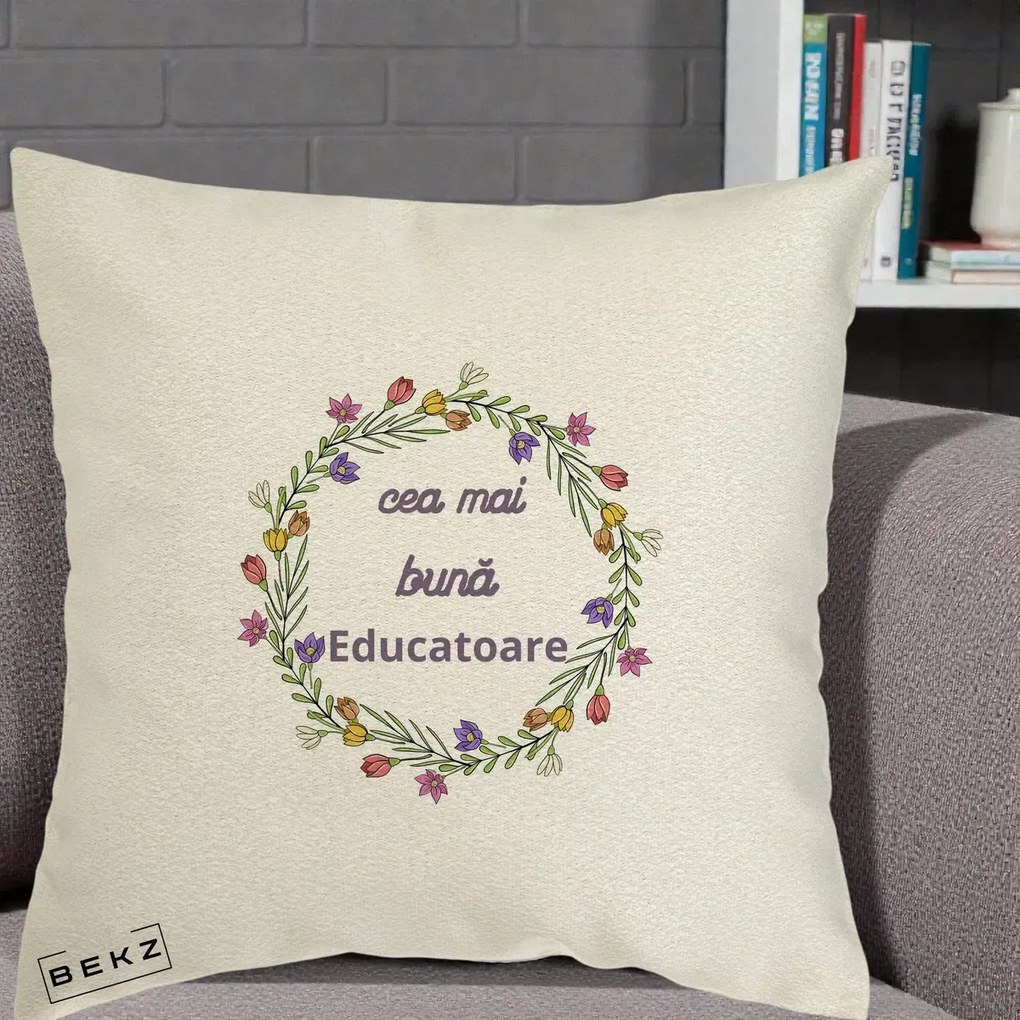 Cadou pentru Educatoare - Perna Personalizata Cea mai Buna Educatoare cu Coronita Florala Colorata, 40x40 cm, Ecru, Husa Detasabila, Perna Inclusa, BEKZ®