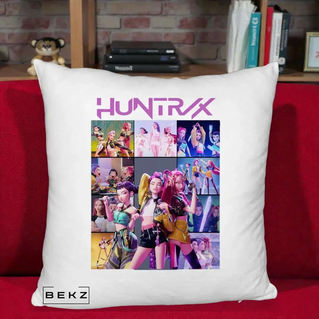 Perna Personalizata K-pop HUNTRX Colaj Animat Foto Grup, 40x40 cm, Alb Pufos, Husa Detasabila, Perna Inclusa, BEKZ®