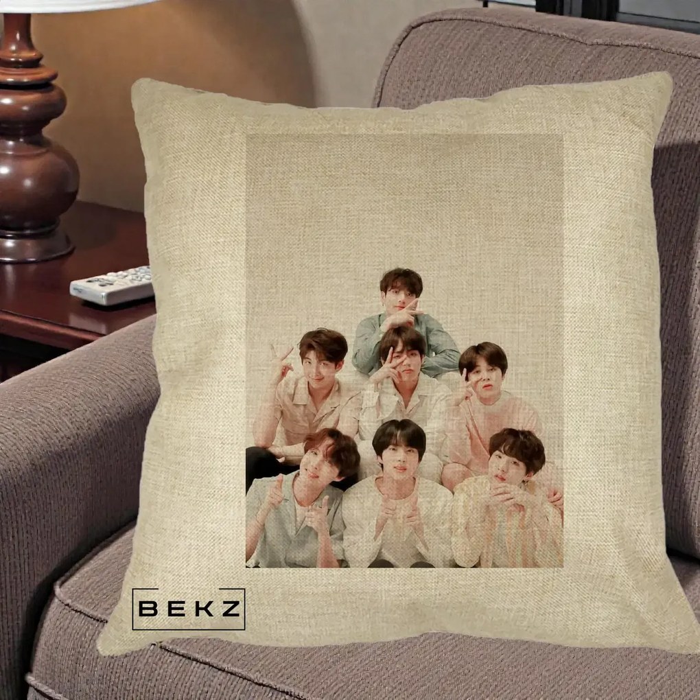 Perna Personalizata K-pop BTS Foto Grup Pastel, 40x40 cm, Crem, Husa Detasabila, Perna Inclusa, BEKZ®