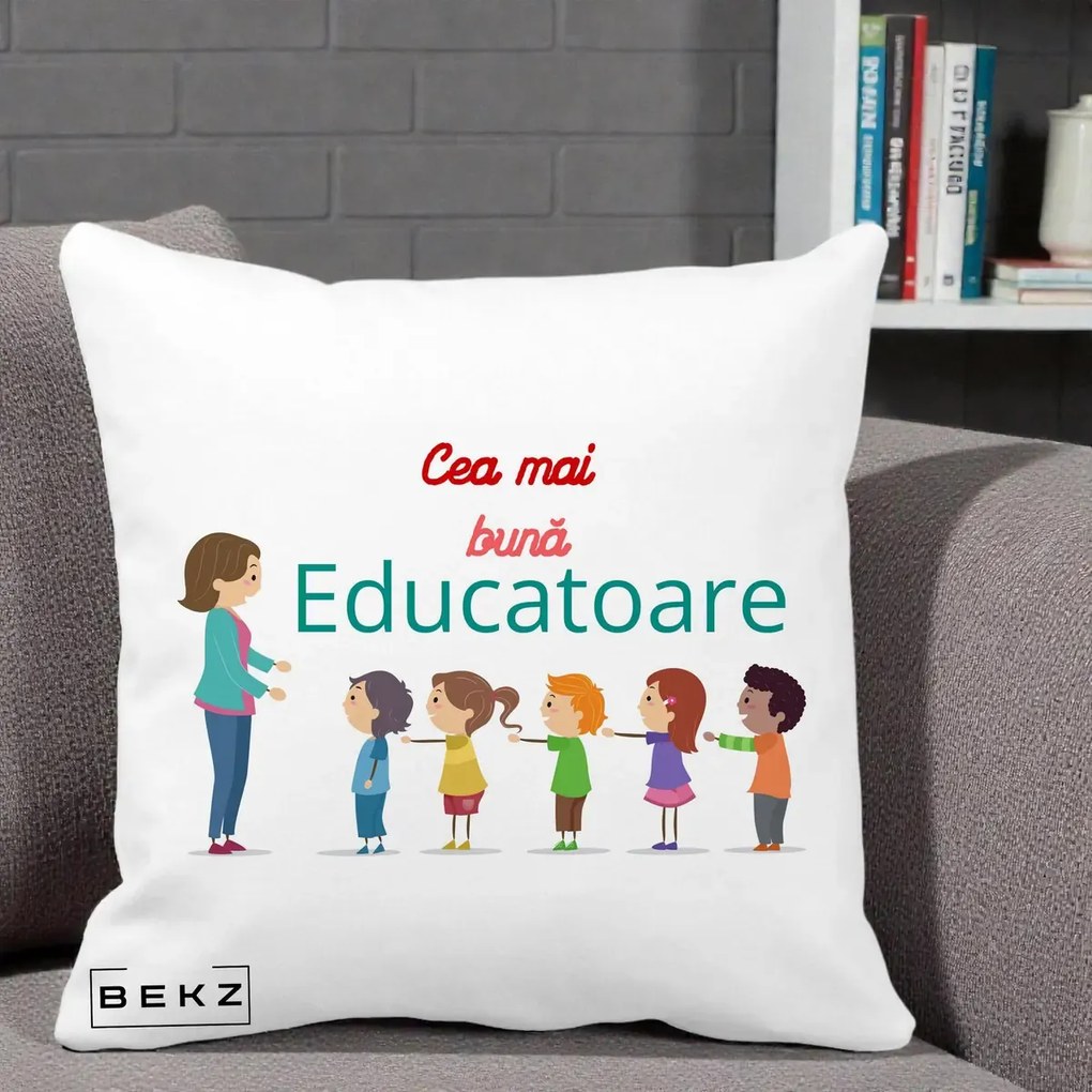 Cadou pentru Educatoare - Perna Personalizata Cea mai Buna Educatoare cu Ilustratie Copii si Educatoare, 40x40 cm, Alba Mata, Husa Detasabila, Perna Inclusa, BEKZ®