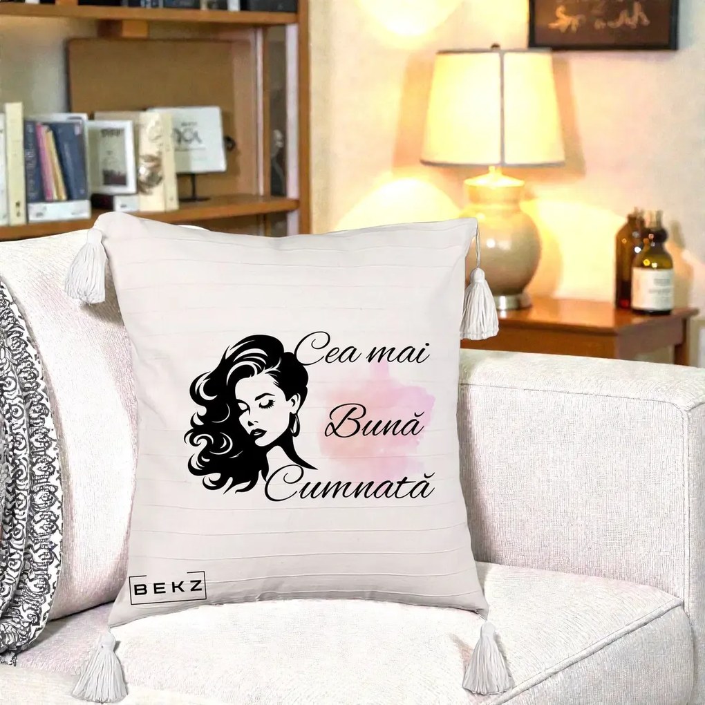 Cadou pentru Cumnata - Perna Personalizata Cea mai Buna Cumnata cu Silueta Dama si Pete Roz, 40x40 cm, Bej cu Franjuri, Husa Detasabila, Perna Inclusa, BEKZ®
