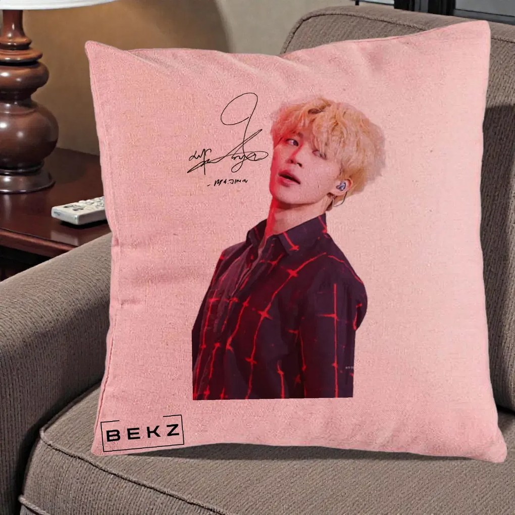 Perna Personalizata K-pop BTS Jimin Portret Artistic par Blond Autograf, 40x40 cm, Roz, Husa Detasabila, Perna Inclusa, BEKZ®