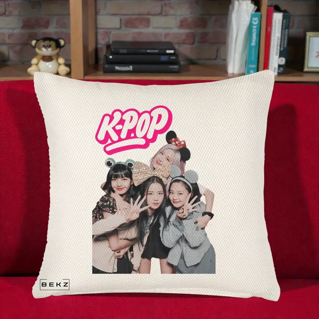 Perna Personalizata BLACKPINK K-Pop Grup Pozitii Amuzante, 40x40 cm, Crem Reliefat, Husa Detasabila, Perna Inclusa, BEKZ®
