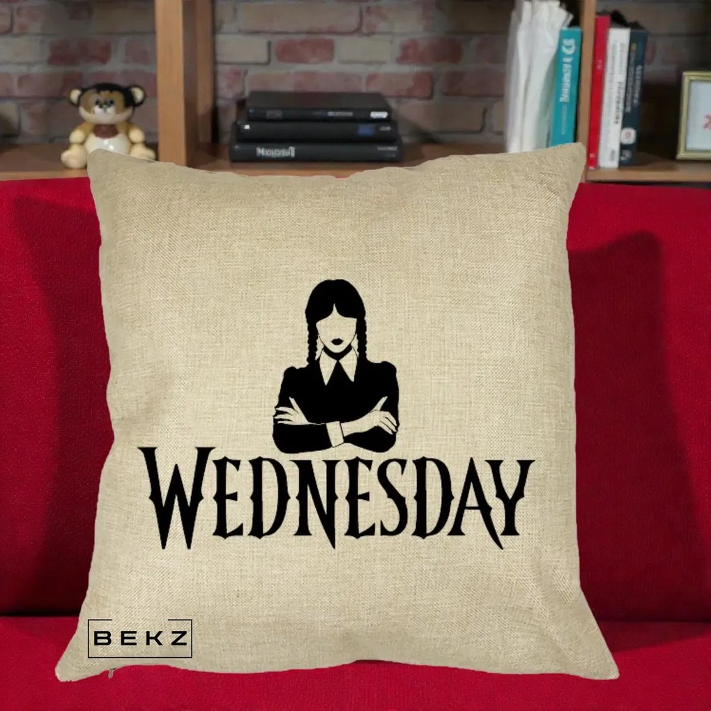 Perna Personalizata Wednesday Addams cu Brate Incrucisate, 40x40 cm, Crem, Husa Detasabila, Perna Inclusa, BEKZ®