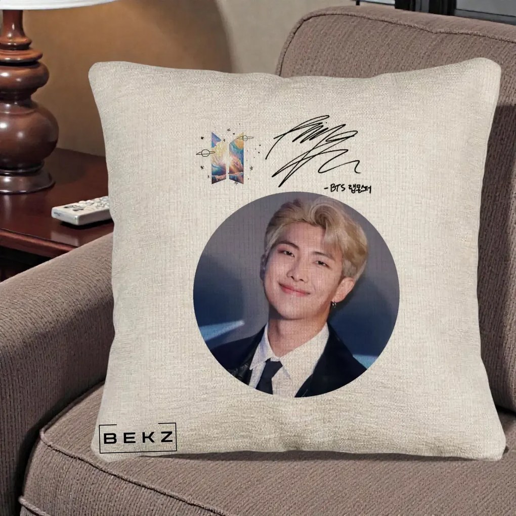 Perna Personalizata K-pop BTS RM Namjoon Portret Cerc cu Autograf, 40x40 cm, Bej Canapea, Husa Detasabila, Perna Inclusa, BEKZ®