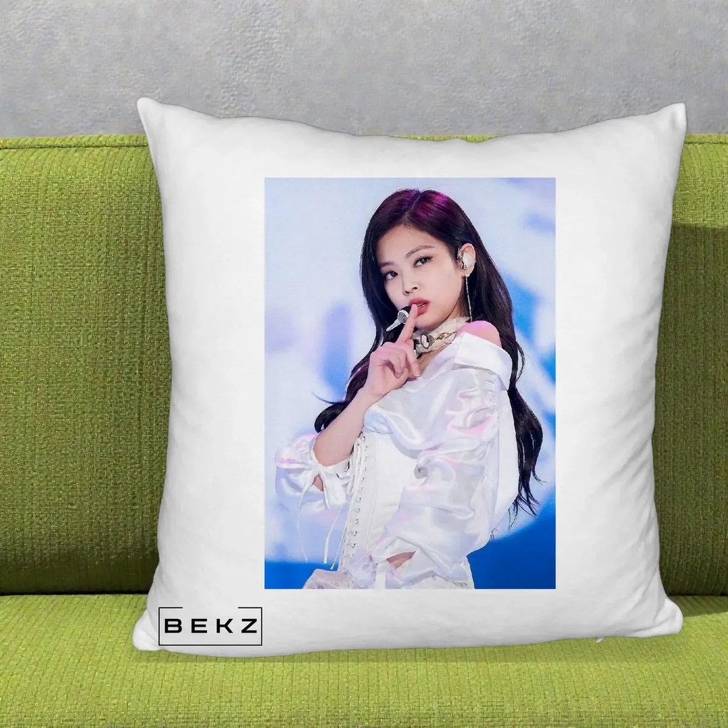 Perna Personalizata K-pop BLACKPINK Jennie Concert Alb cu Microfon, 40x40 cm, Alb Pufos, Husa Detasabila, Perna Inclusa, BEKZ®