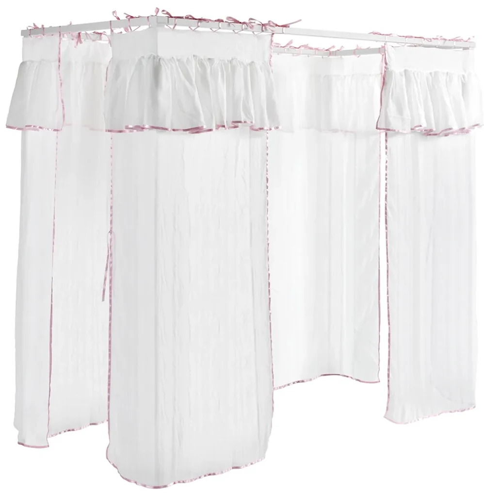 Această combinație AMORI în alb constă dintr-un pat cu baldachin (90 x 200 cm) cu setul de textile asortat, o noptieră și un dulap cu 2 uși.
