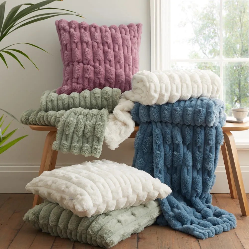 Pernă decorativă din micropluș/cocolino 50x50 cm Carved Fur – Bianca