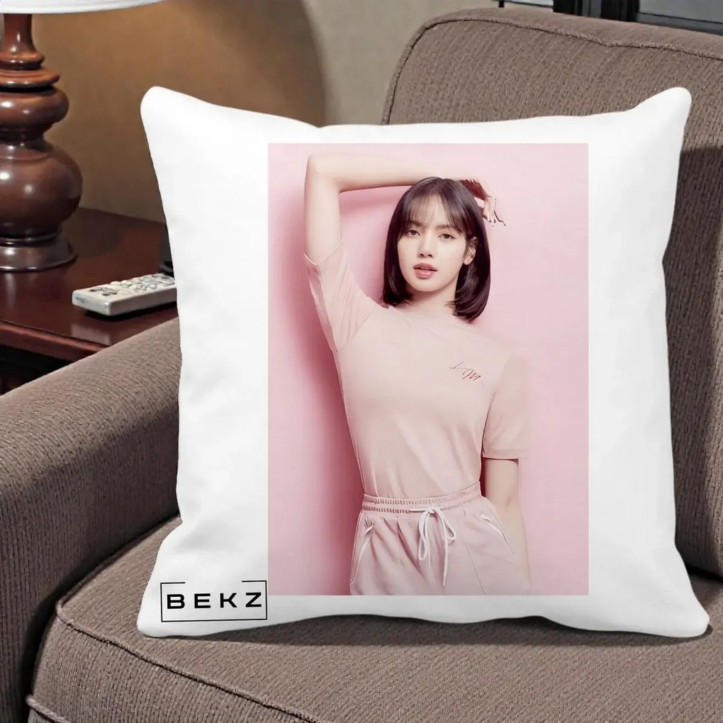 Perna Personalizata K-pop BLACKPINK Lisa Roz, 40x40 cm, Alba Mata, Husa Detasabila, Perna Inclusa, BEKZ®