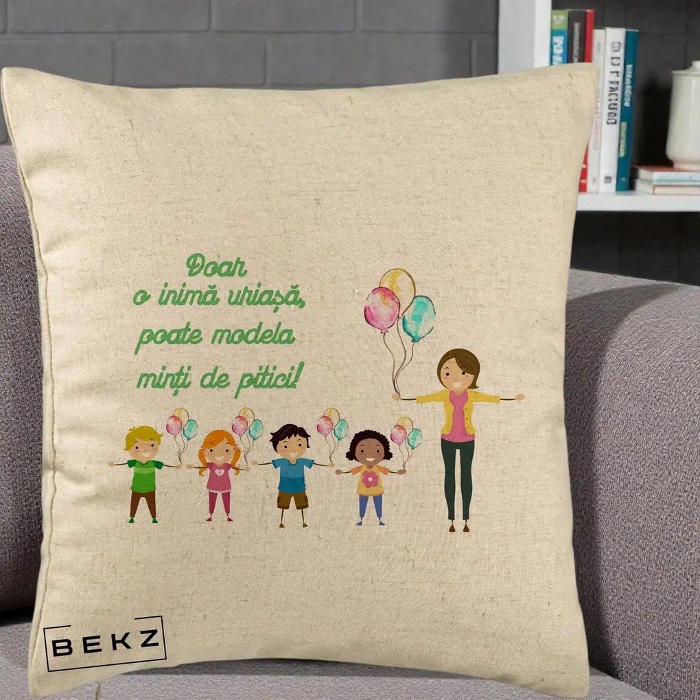 Cadou pentru Educatoare - Perna Personalizata Doar o Inima Uriasa poate Modela Minti de Pitici cu Educatoare si Baloane, 40x40 cm, Bej, Husa Detasabila, Perna Inclusa, BEKZ®