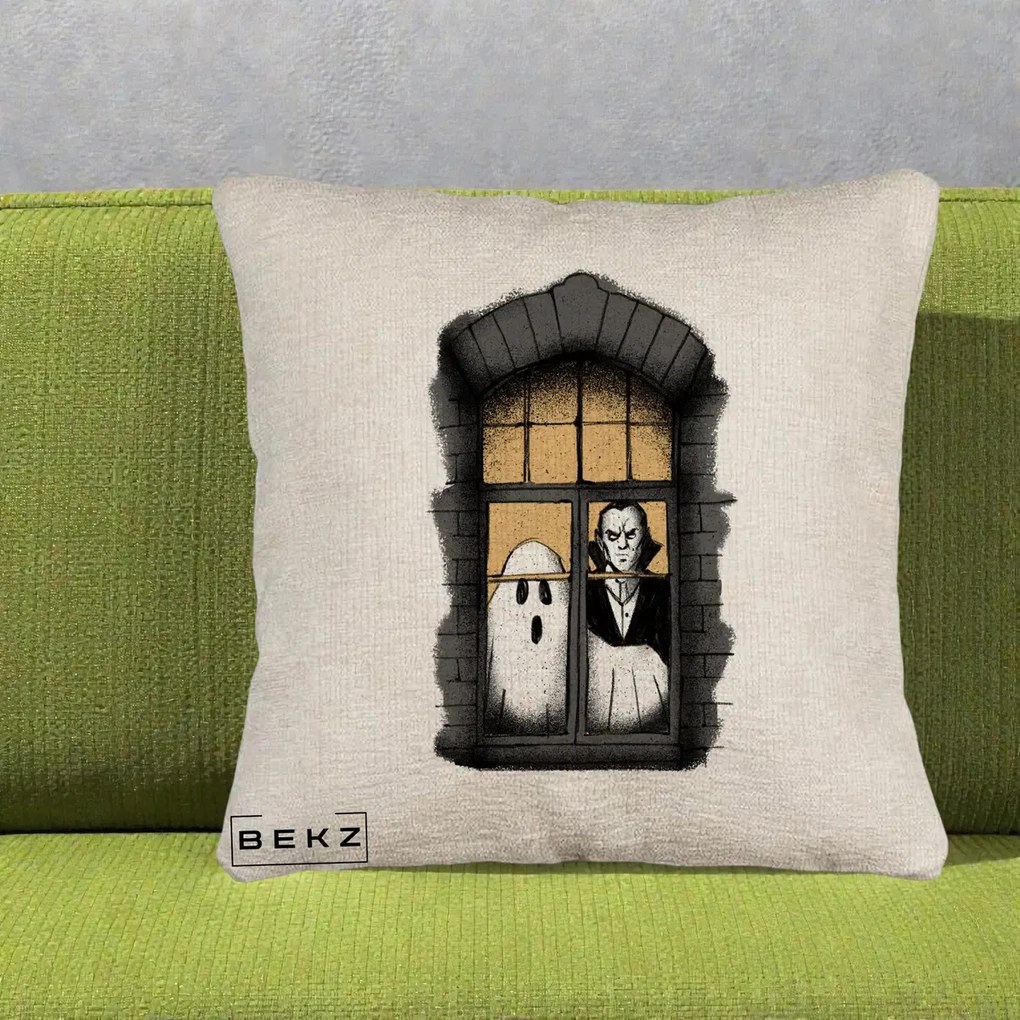 Perna Decorativa Halloween Fantoma si Dracula la Fereastra, 40x40 cm, Bej Canapea, Husa Detasabila, Perna Inclusa, BEKZ®