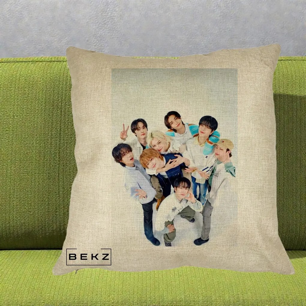 Perna Personalizata K-pop Stray Kids Foto Grup Bleu, 40x40 cm, Crem, Husa Detasabila, Perna Inclusa, BEKZ®
