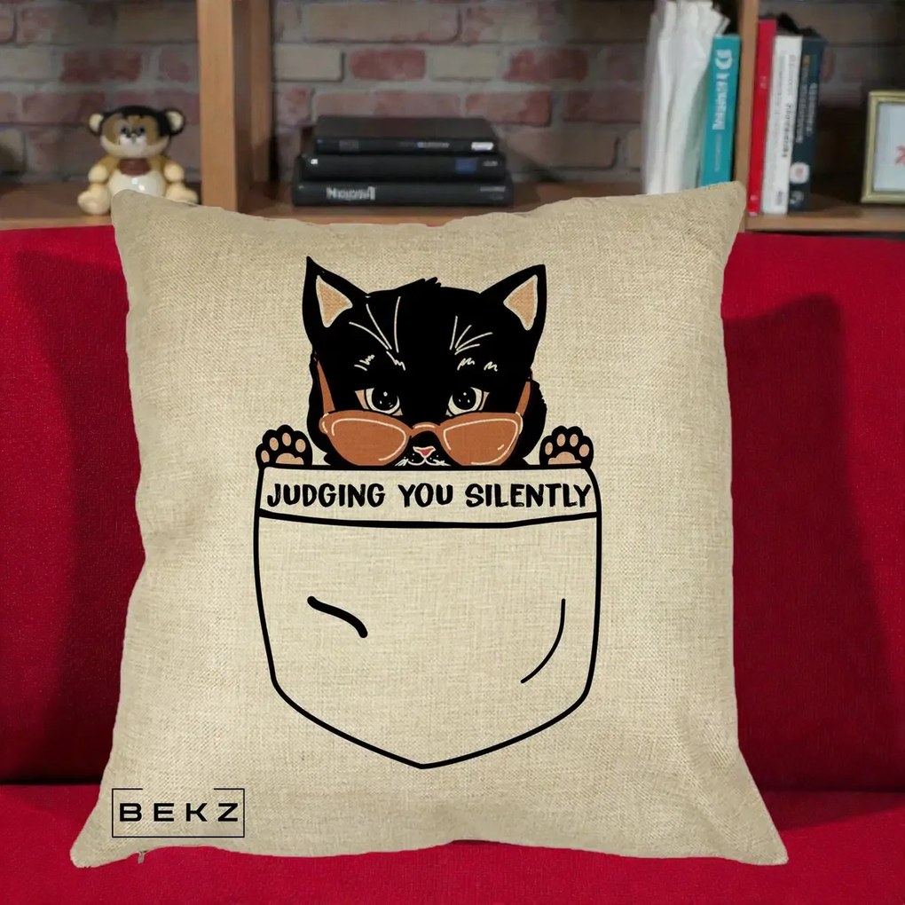 Perna Decorativa Judging You Silently Pisica Buzunar, 40x40 cm, Crem, Husa Detasabila, Perna Inclusa, BEKZ®