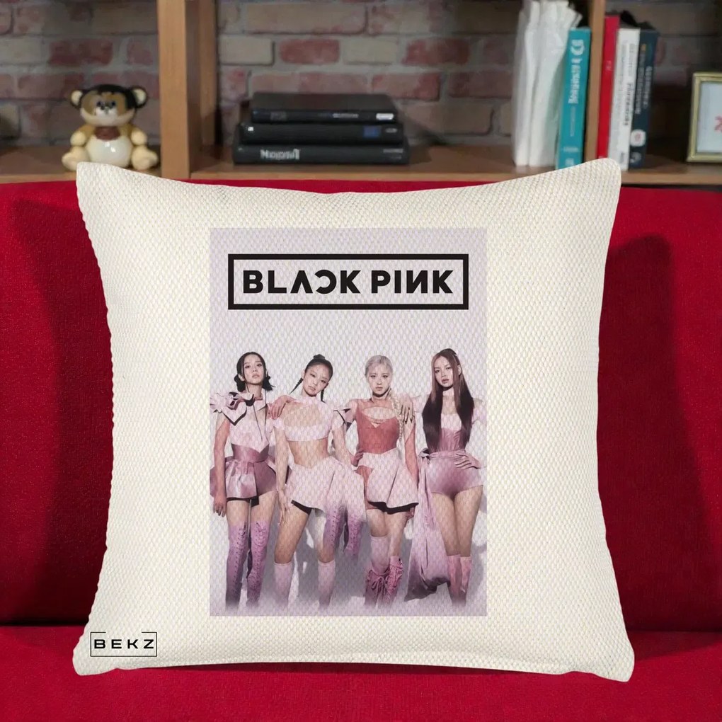 Perna Personalizata K-pop BLACKPINK Poster Roz Tinute Coordonate, 40x40 cm, Crem Reliefat, Husa Detasabila, Perna Inclusa, BEKZ®
