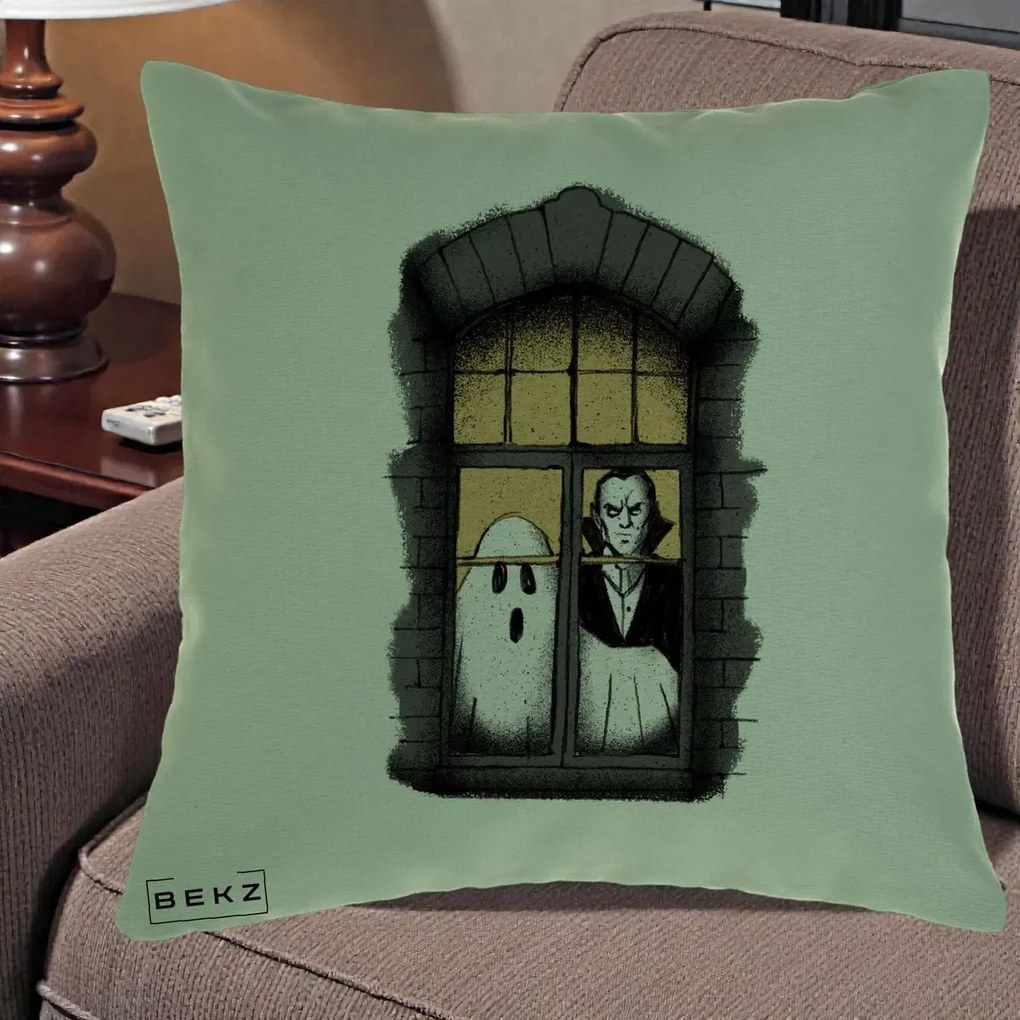 Perna Decorativa Halloween Fantoma si Dracula la Fereastra, 40x40 cm, Verde, Husa Detasabila, Perna Inclusa, BEKZ®