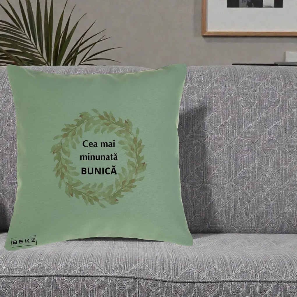 Cadou pentru Bunica - Perna Personalizata Cea Mai Minunata Bunica Coronita Frunze Acuarela, 40x40 cm, Verde, Husa Detasabila, Perna Inclusa, BEKZ®