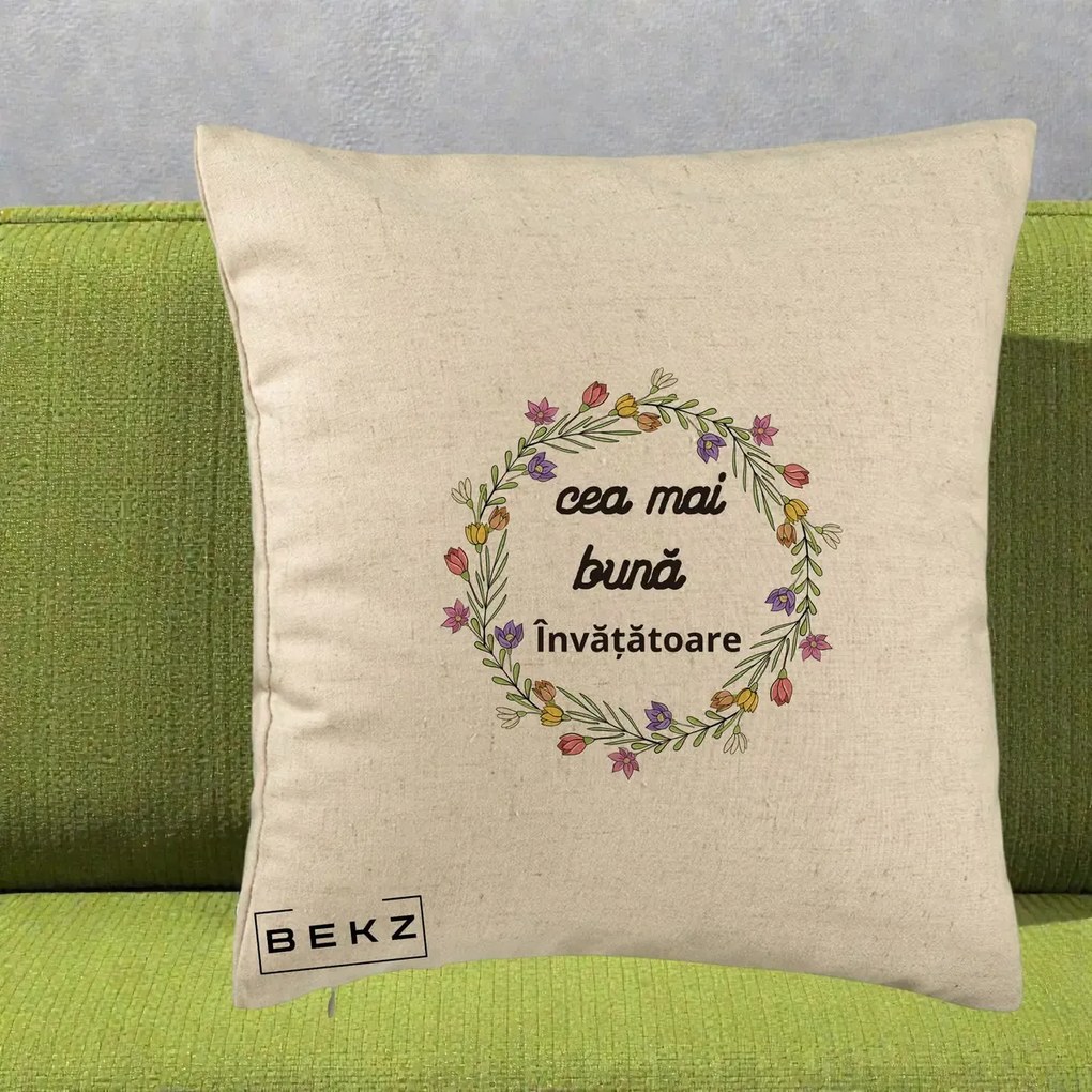 Perna personalizata invatatoare: Cea mai buna invatatoare, flori, 40x40 cm cu Umplutura, Bej, BEKZ