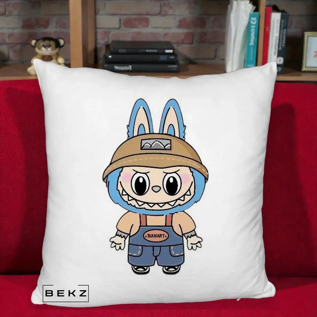 Perna Personalizata Labubu Toanart Blugi, 40x40 cm, Alb Pufos, Husa Detasabila, Perna Inclusa, BEKZ®