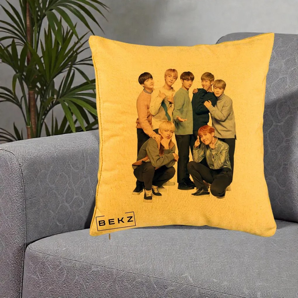 Perna Personalizata K-pop BTS Foto Grup In Picioare Tricoturi, 40x40 cm, Galben, Husa Detasabila, Perna Inclusa, BEKZ®