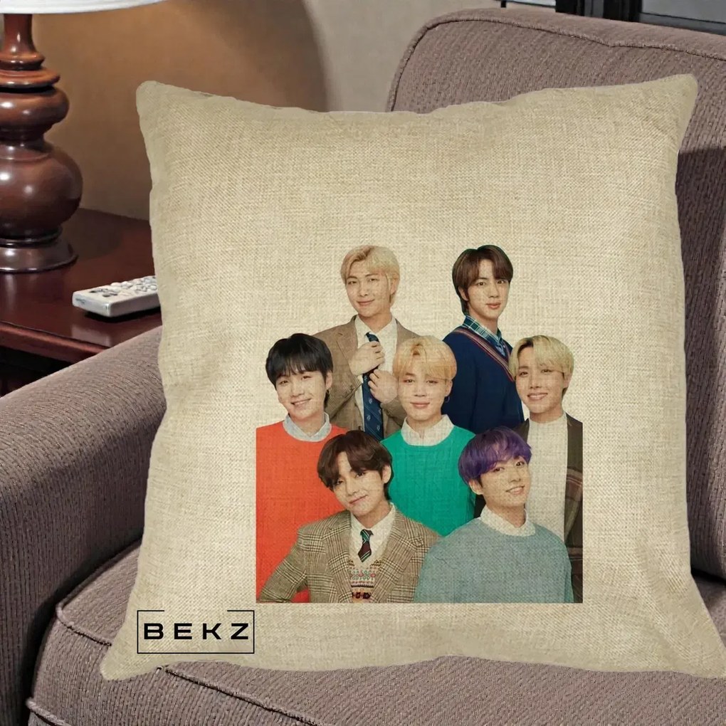 Perna Personalizata K-pop BTS Fotografie Grup Tinute Elegante, 40x40 cm, Crem, Husa Detasabila, Perna Inclusa, BEKZ®