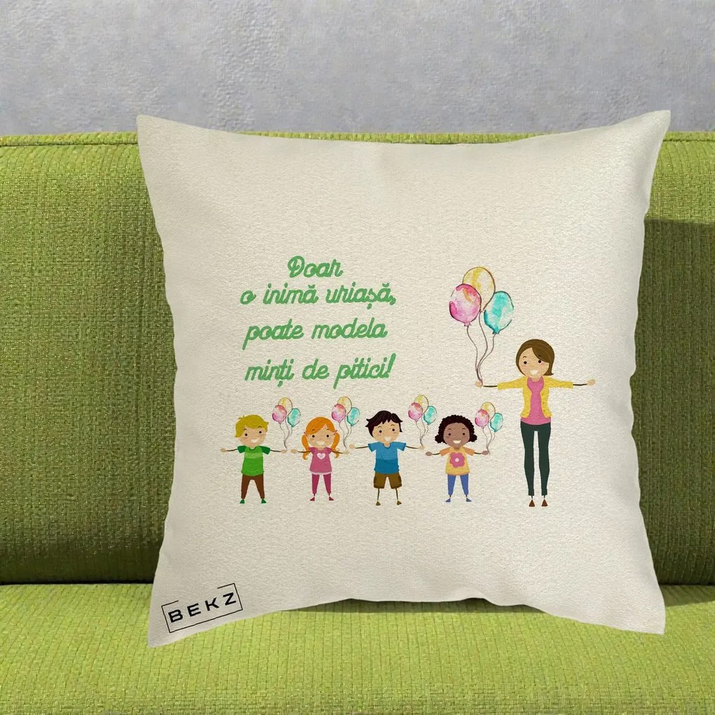 Perna personalizata educatoare: O inima uriasa, minti de pitici, 40x40 cm cu Umplutura, Ecru, BEKZ