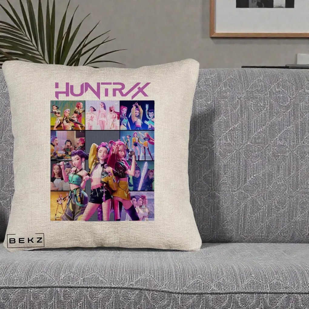 Perna Personalizata K-pop HUNTRX Colaj Animat Foto Grup, 40x40 cm, Bej Canapea, Husa Detasabila, Perna Inclusa, BEKZ®