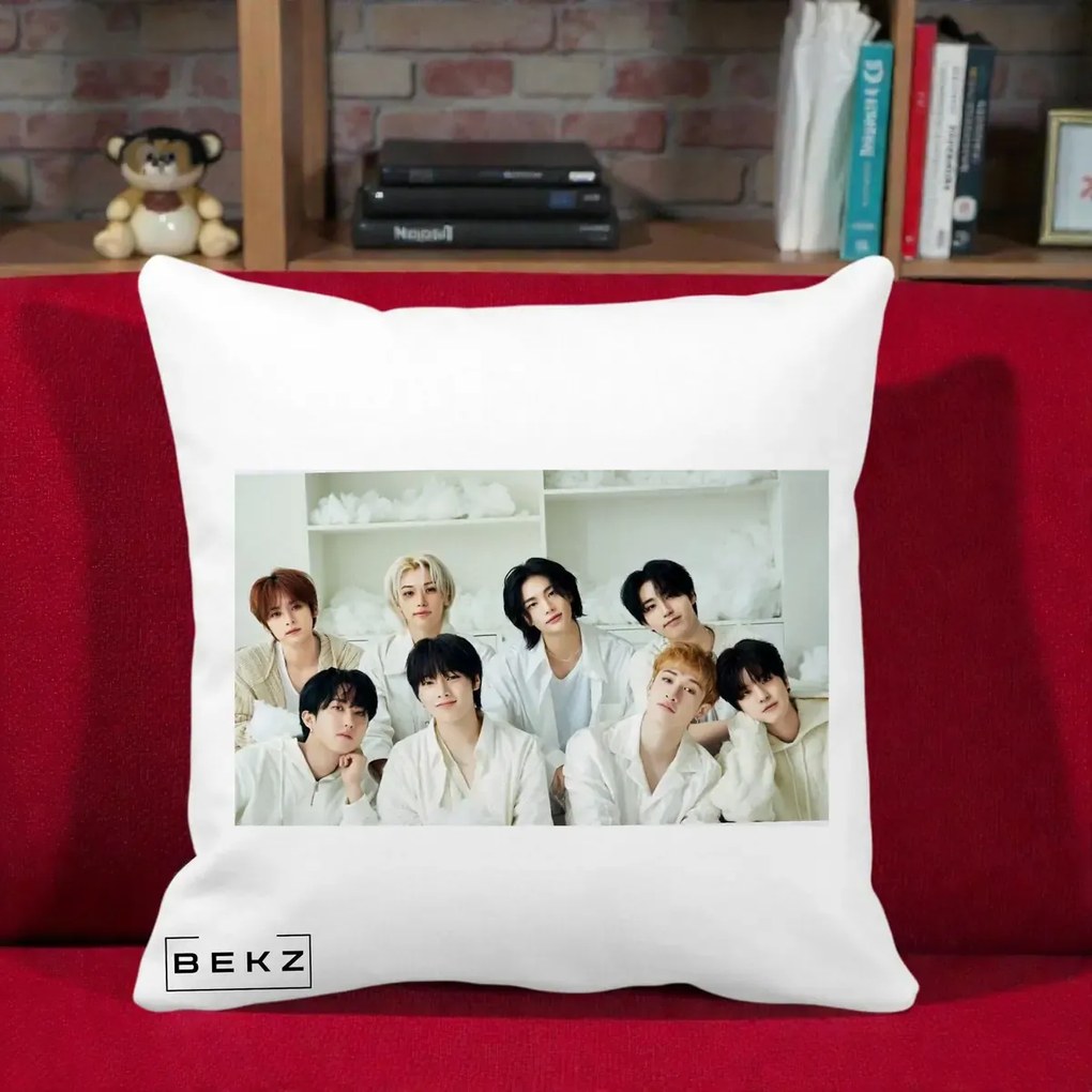 Perna Personalizata K-pop Stray Kids Foto Grup All-White Landscape, 40x40 cm, Alba Mata, Husa Detasabila, Perna Inclusa, BEKZ®