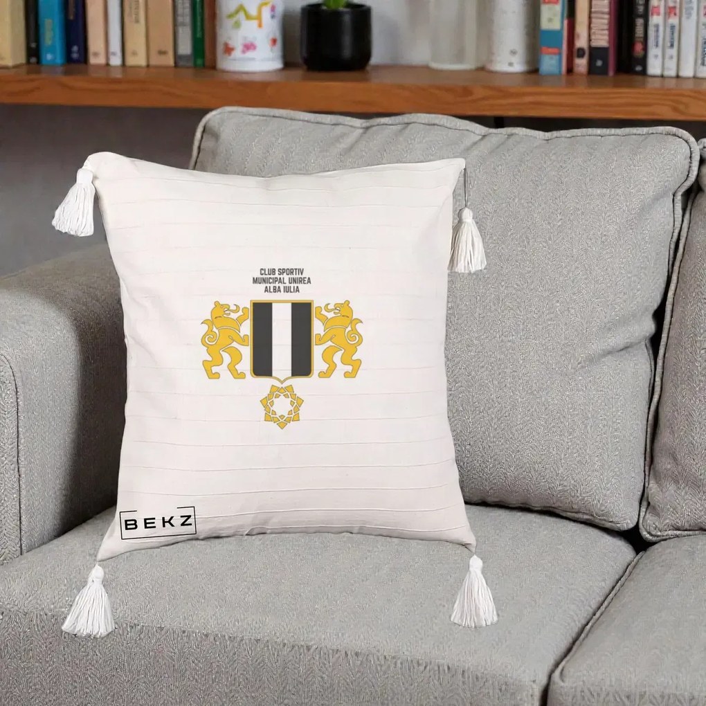 Perna Personalizata CSM Unirea Alba Iulia Fotbal, 40x40 cm, Bej cu Franjuri, Husa Detasabila, Perna Inclusa, BEKZ®