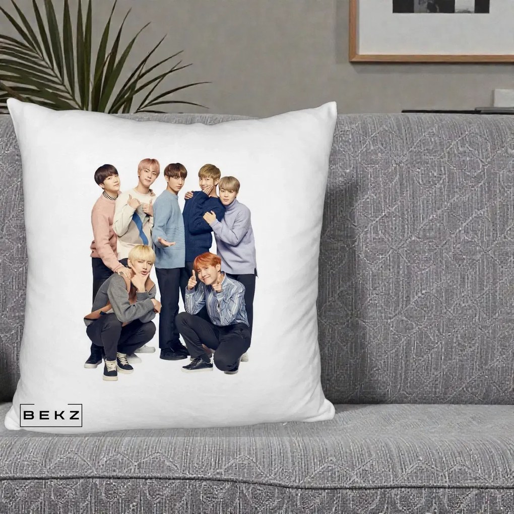 Perna Personalizata K-pop BTS Foto Grup In Picioare Tricoturi, 40x40 cm, Alb Pufos, Husa Detasabila, Perna Inclusa, BEKZ®