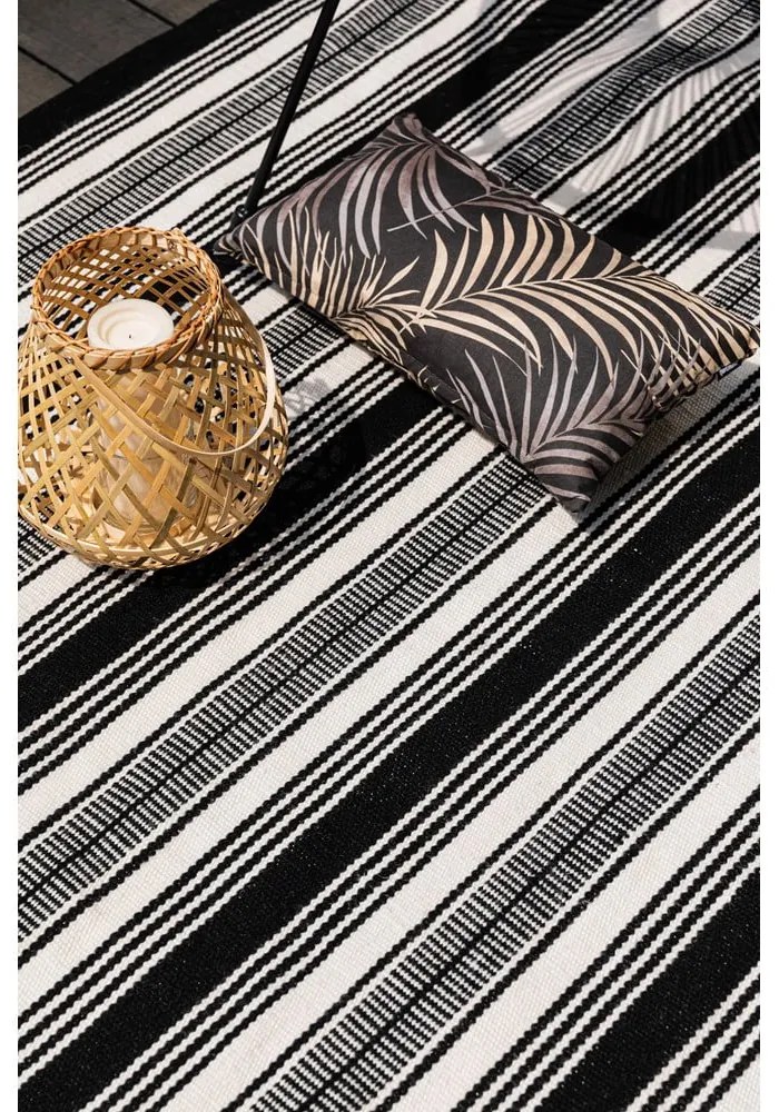 Covor reversibil pentru exterior din plastic reciclat Green Decore Zambezi, 80 x 180 cm, alb-negru