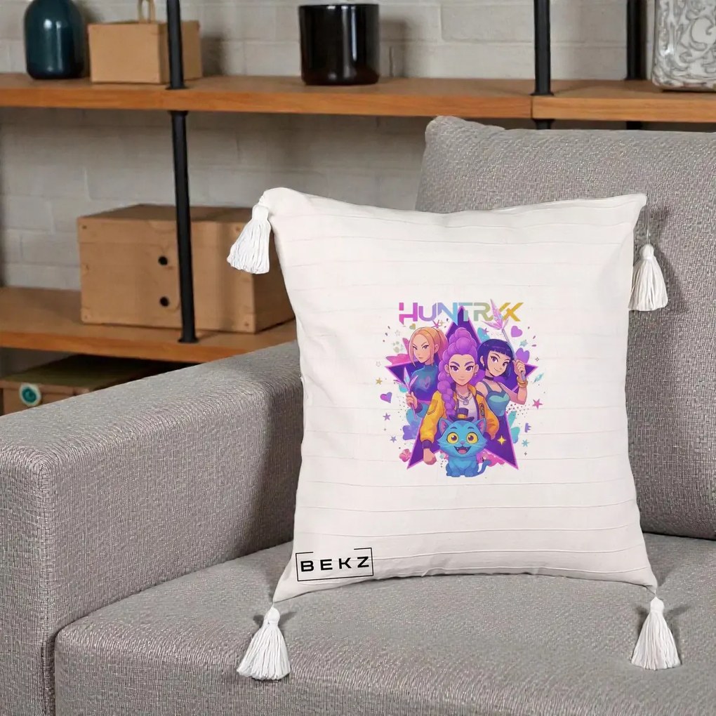Perna Personalizata K-pop HUNTRX Trio cu Pisica Stele, 40x40 cm, Bej cu Franjuri, Husa Detasabila, Perna Inclusa, BEKZ®