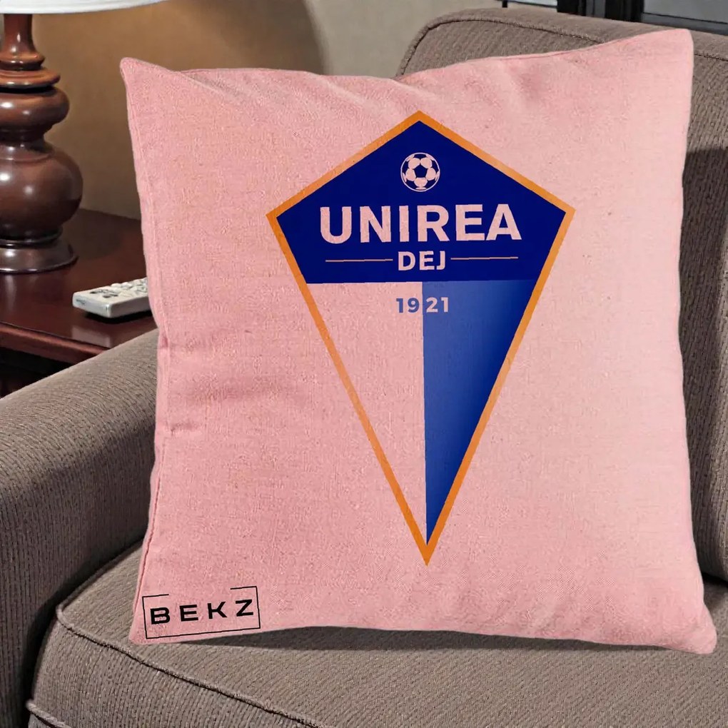 Perna Personalizata Unirea Dej 1921 Fotbal, 40x40 cm, Roz, Husa Detasabila, Perna Inclusa, BEKZ®