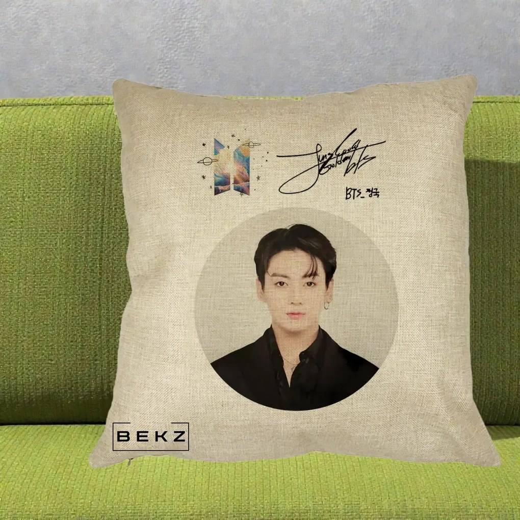 Perna Personalizata K-pop BTS Jungkook Portret cu Autograf, 40x40 cm, Crem, Husa Detasabila, Perna Inclusa, BEKZ®