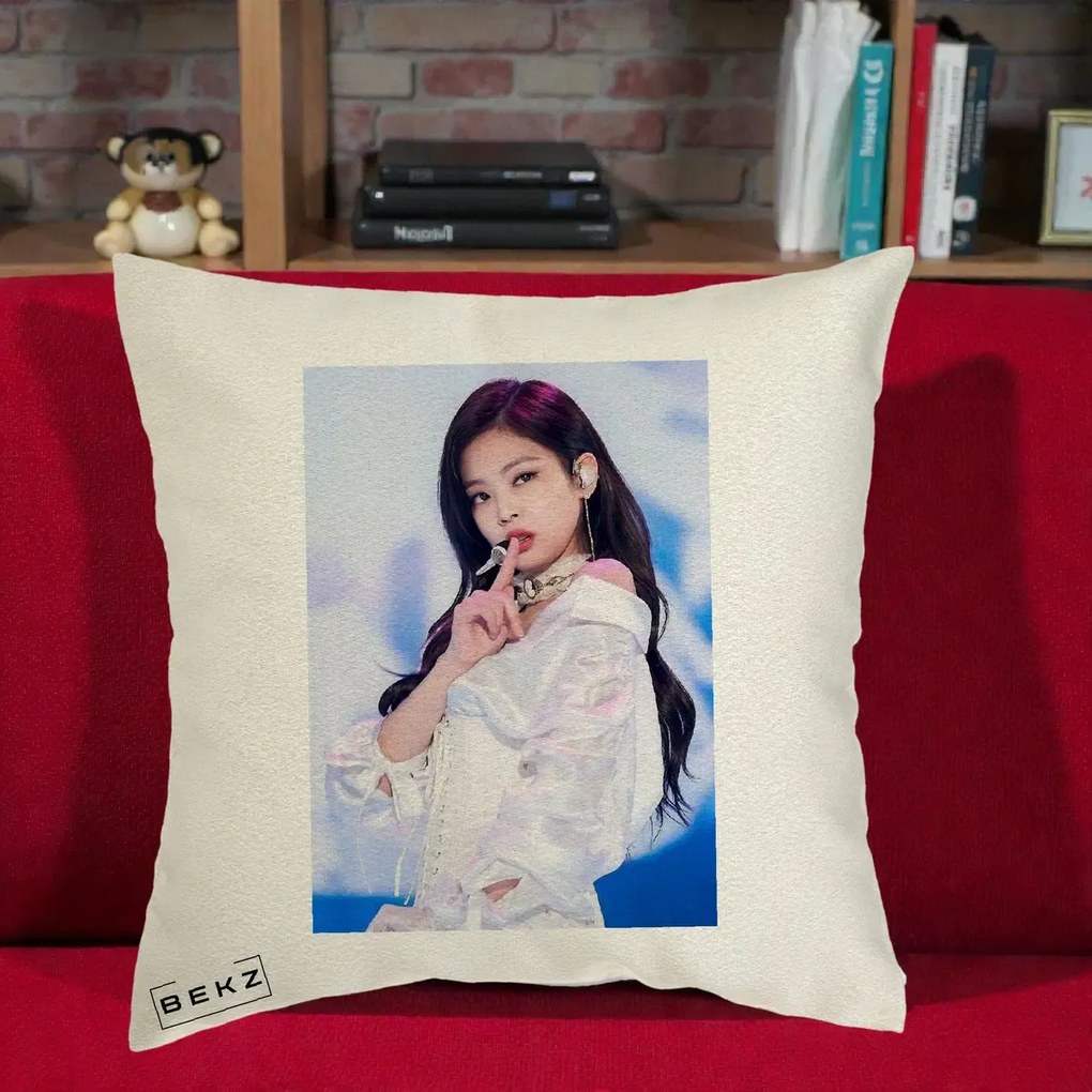 Perna Personalizata K-pop BLACKPINK Jennie Concert Alb cu Microfon, 40x40 cm, Ecru, Husa Detasabila, Perna Inclusa, BEKZ®