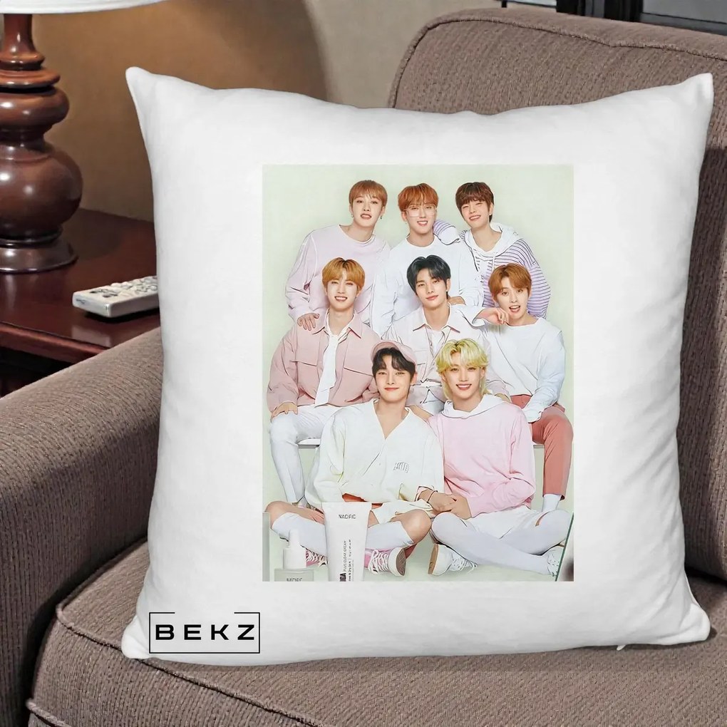 Perna Personalizata K-pop Stray Kids Foto Grup Pastel Roz-Alb cu 8 Membrii, 40x40 cm, Alb Pufos, Husa Detasabila, Perna Inclusa, BEKZ®