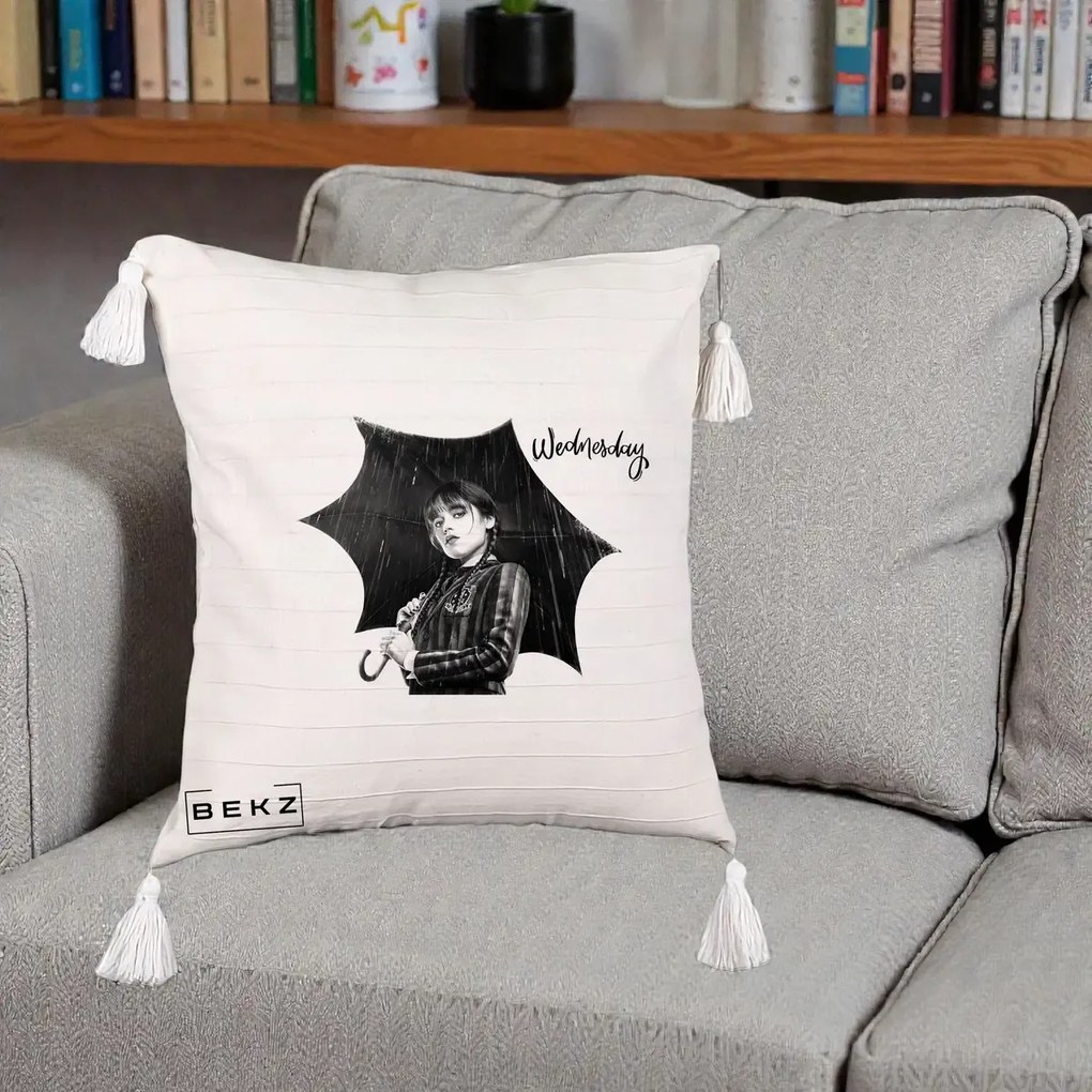 Perna Personalizata Wednesday Addams cu Umbrela Foto, 40x40 cm, Bej cu Franjuri, Husa Detasabila, Perna Inclusa, BEKZ®