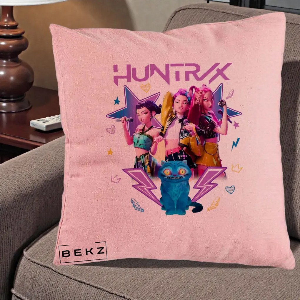 Perna Personalizata K-pop HUNTRX Trio 3D cu Pisica Fulgere, 40x40 cm, Roz, Husa Detasabila, Perna Inclusa, BEKZ®