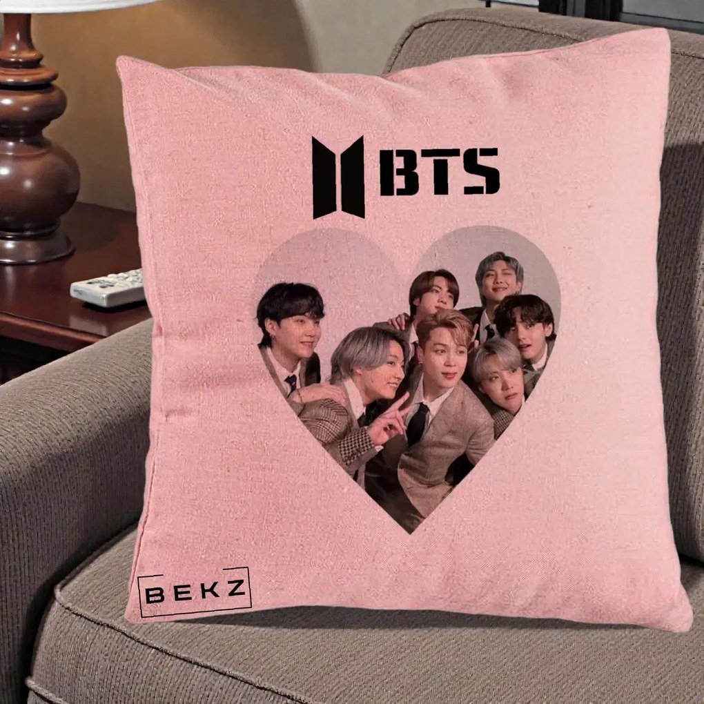 Perna Personalizata K-pop BTS Grup Fotografie in Inima, 40x40 cm, Roz, Husa Detasabila, Perna Inclusa, BEKZ®