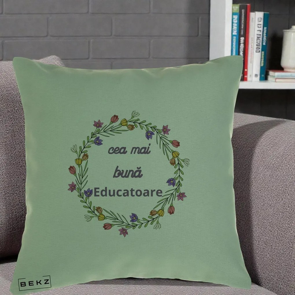 Cadou pentru Educatoare - Perna Personalizata Cea mai Buna Educatoare cu Coronita Florala Colorata, 40x40 cm, Verde, Husa Detasabila, Perna Inclusa, BEKZ®