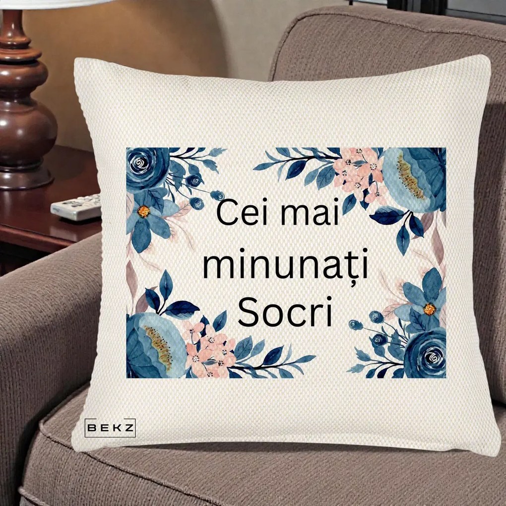 Cadou pentru Socri - Perna Personalizata Cei mai Minunati Socri cu Flori Albastre si Roz, 40x40 cm, Crem Reliefat, Husa Detasabila, Perna Inclusa, BEKZ®