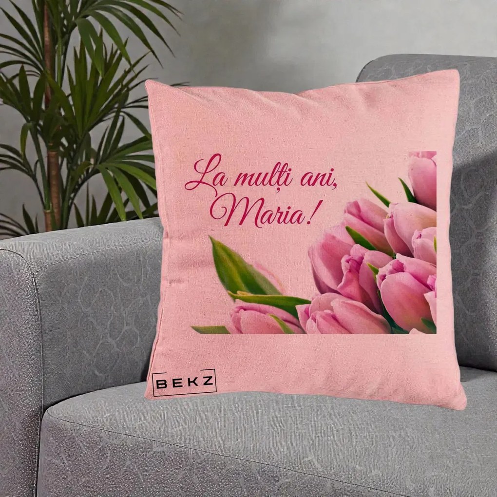 Cadou de Onomastica - Perna Personalizata La Multi Ani Maria Lalele, 40x40 cm, Roz, Husa Detasabila, Perna Inclusa, BEKZ®
