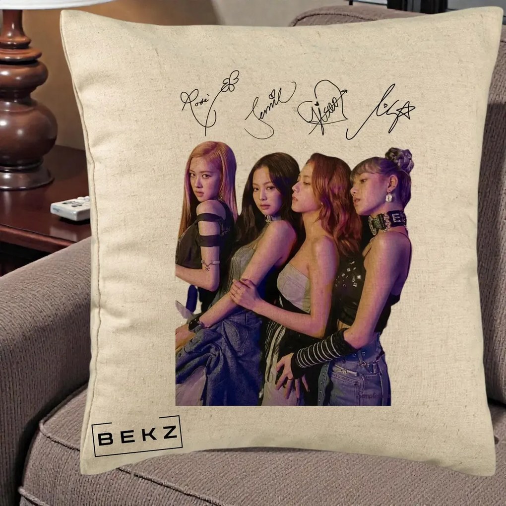 Perna Personalizata K-pop BLACKPINK Fotografie Grup Autografe Deasupra, 40x40 cm, Bej, Husa Detasabila, Perna Inclusa, BEKZ®
