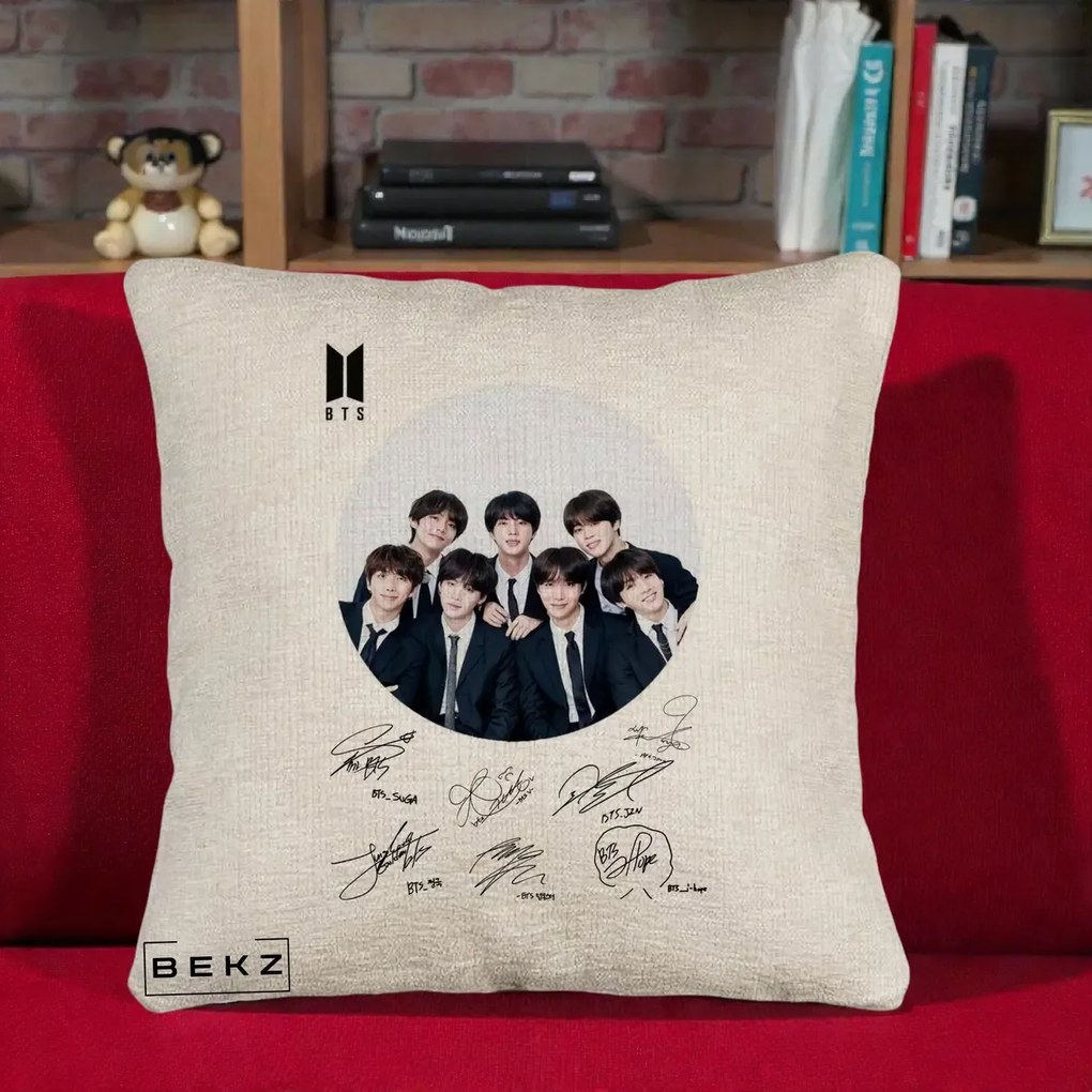 Perna Personalizata K-pop BTS Fotografie Grup Costum Negru si Autografe Cerc, 40x40 cm, Bej Canapea, Husa Detasabila, Perna Inclusa, BEKZ®