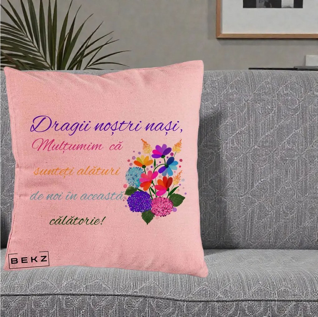 Perna Personalizata Dragii Nostri Nasi Multumim cu Flori Multicolore Colorat, 40x40 cm, Roz, Husa Detasabila, Perna Inclusa, BEKZ®