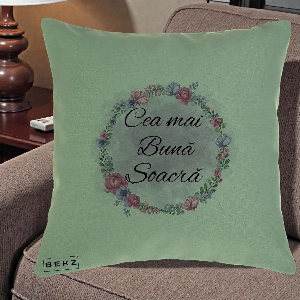 Cadou pentru Soacra - Perna Personalizata Cea mai Buna Soacra cu Coronita Flori Roz si Mov, 40x40 cm, Verde, Husa Detasabila, Perna Inclusa, BEKZ®