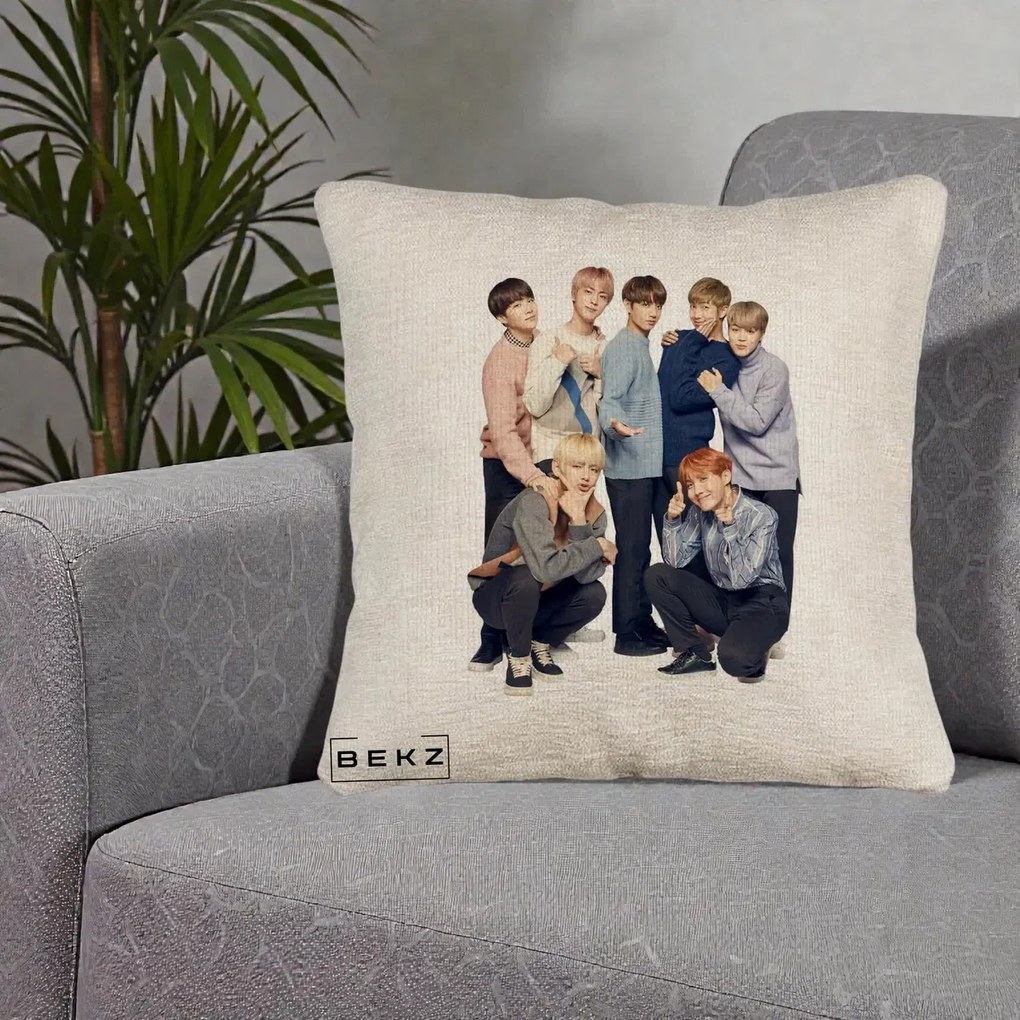 Perna Personalizata K-pop BTS Foto Grup In Picioare Tricoturi, 40x40 cm, Bej Canapea, Husa Detasabila, Perna Inclusa, BEKZ®