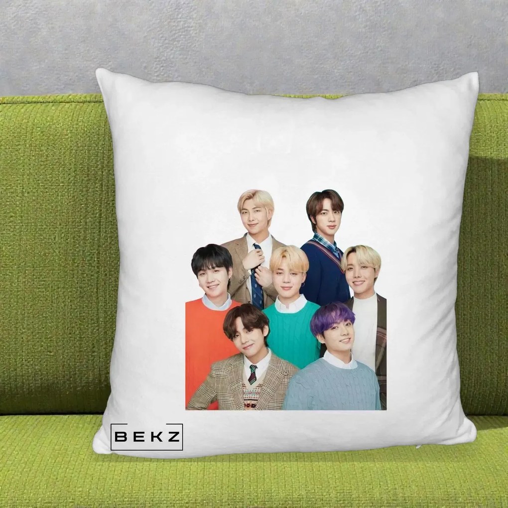 Perna Personalizata K-pop BTS Fotografie Grup Tinute Elegante, 40x40 cm, Alb Pufos, Husa Detasabila, Perna Inclusa, BEKZ®