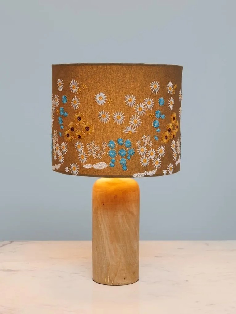 Lampa de masa, din lemn de mango, cu abajur din bumbac brodat, Jardin