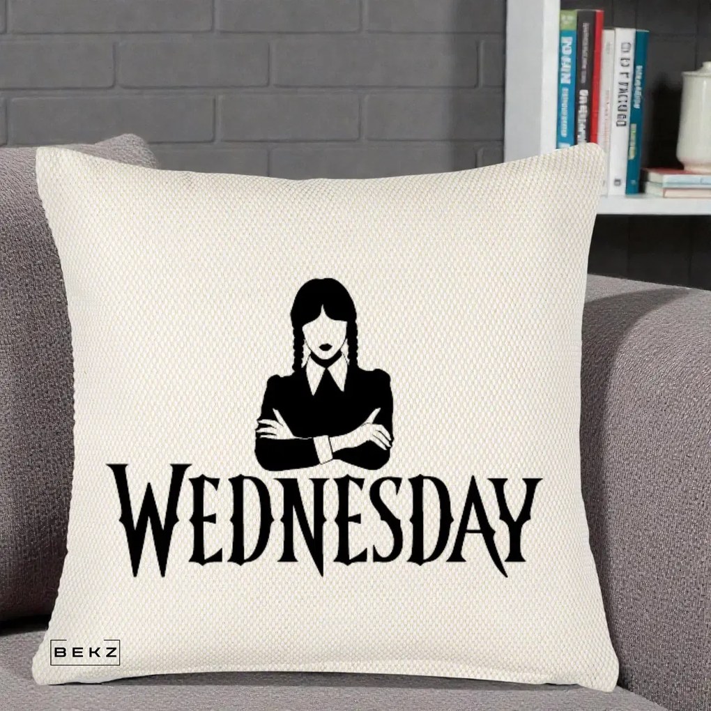 Perna Personalizata Wednesday Addams cu Brate Incrucisate, 40x40 cm, Crem Reliefat, Husa Detasabila, Perna Inclusa, BEKZ®