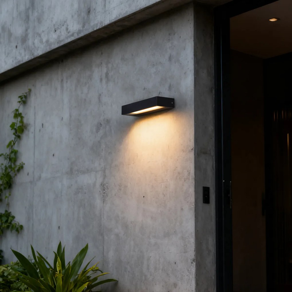 Lampă de perete modernă neagră 22 cm inclusiv LED IP65 - Hannah